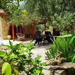 بيت للعطل Dreamy Stone House Pesádha